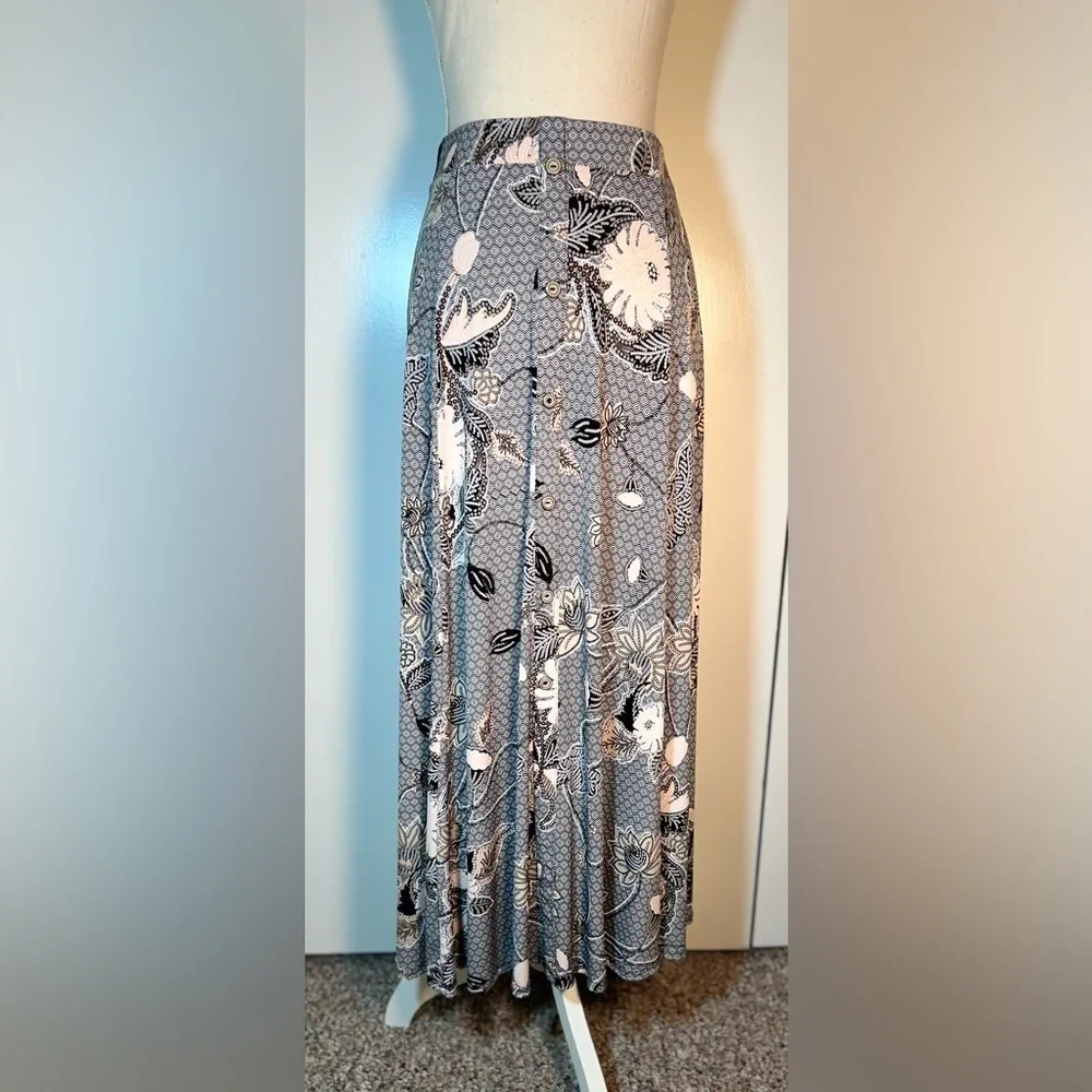 SJS A-Line Skirt Women’s Size L Elastic Waist Black/White Floral Print